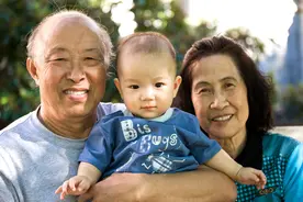 为何姥姥带娃成趋势？被她照顾的产妇、孩子明显不同，特别是健康图片