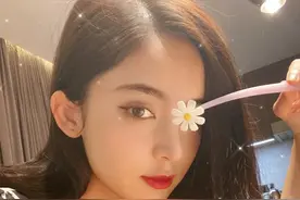 古力娜扎黑色星星镂空露背连衣裙秀迷人舞姿，黑直长发间美艳迷人图片