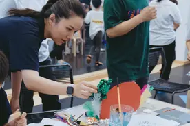 靳东老婆李佳陪儿子上课，大方晒原图照，43岁满头白发依旧自信图片
