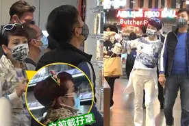 谢霆锋妈妈携小11岁老公逛街，男方当众示爱，曾当丈夫面吻前夫图片