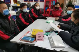不光送快递，还管买菜倒垃圾！中关村有支快递小哥服务队图片