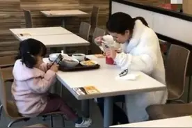 一张母女俩用餐的"偷拍照"引热议，网友：亲手把孩子养“废”了图片