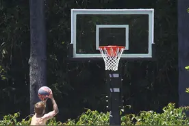 贾斯汀比伯打球秀肌肉，身材匀称，骚粉色短裤抢镜图片