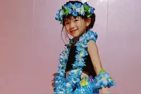 小可爱穿草裙扮爱莎公主视频封面