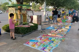 实拍潍坊人民广场摆地摊，好位置人流量很大啊，夜市生活开始了视频封面