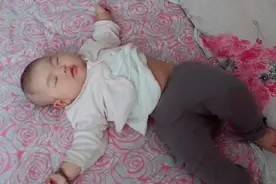 馒头妹妹睡觉都能旋转360度摆出各种姿势！视频封面