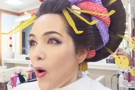 重重的头饰！外国人体验“花魁”装扮，这样的妆容、和服好看吗？视频封面
