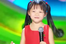 小女孩唱完歌蹦蹦跳跳，小模样太可爱！把评委都萌化了！视频封面