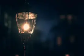 华为P30《暗夜追光》正式公布：都是被灯泡的idea搞砸了视频封面