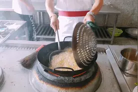 厨师为你现场演示地方菜，水泊梁山特色，时迁炒鸡的做法，绝了！视频封面