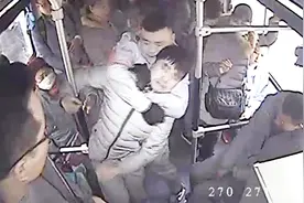 赞！西安公交司机听见后面传来女乘客喊“变态” 停车怒擒猥琐男视频封面