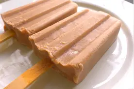 不用淡奶油，两个蛋黄1碗奶，加点豆沙拌一拌，做顺滑的豆沙雪糕视频封面