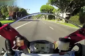 杜卡迪1199 panigale s在街头秀车技，危险驾驶咱不学！视频封面