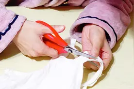 宝宝吃饭总是弄脏衣服？教你用她的旧衣服改造成围嘴，好用又省钱视频封面