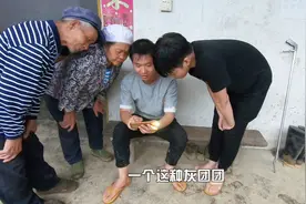 奶奶家厕所吊顶上奇怪有声音，小代弄清楚状况打开吊顶扣板才解惑视频封面