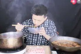 挑战用十包方便面调料做出一锅火锅！它的味道真的太刺激了