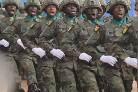 经过六名中国解放军教官90天的严格训练，卢旺达正步阅兵惊艳世界视频封面