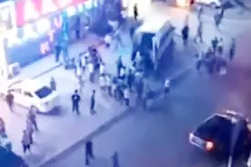 大庆一男子持刀将一男一女捅伤 两人经抢救无效死亡视频封面