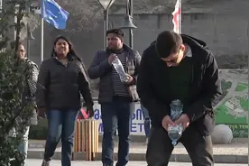 吓死人不偿命的恶搞瞬间，小伙假装在街上小便，路人惊呆了！视频封面
