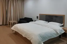 在武汉天河机场旁，住的90元一天的酒店还包接机，贵吗视频封面