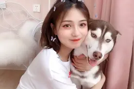 小姐姐太皮了，抱住二哈疯狂索吻，汪：长得好看也不能乱亲呀视频封面
