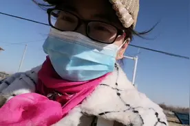 命运不同的双胞胎小羊，有妈妈呵护的小羊幸福还是人工喂养的幸福视频封面