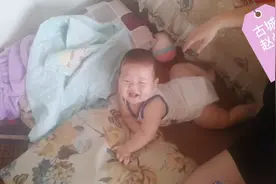 小儿子要睡觉穿上纸尿裤开始耍宝，想揍他都不忍心下手了视频封面