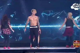 贾斯汀比伯Jingle Ball演唱会脱衣开唱《Sorry》