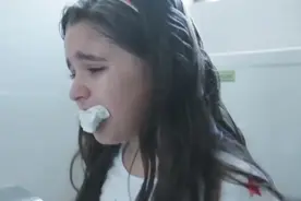小女孩因身体有缺陷，总是偷偷躲在厕所里，把卫生纸塞进嘴巴视频封面