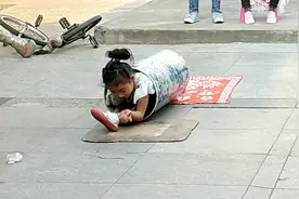 刚给客人剪好头发门口来一母女，表演杂技小姑娘我都佩服太厉害了视频封面