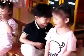 儿子和女同学聊天被老师拍下发给我，我该开心还是头疼？视频封面