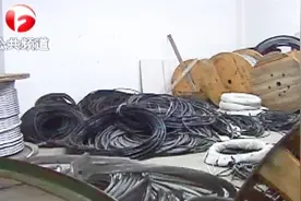 业主投诉小区车库变”仓库“  物业：不缴物业费 我不是慈善机构视频封面