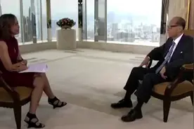 91岁李嘉诚出游，与小33岁女友恩爱有加，甜蜜不输00后视频封面