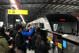 1月20日，5号线第一班地铁驶入华岩中心站，等车人群挤爆了视频封面