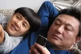 金龟子刘纯燕和老公王宁KTV献唱 两人深情对视爱意满满