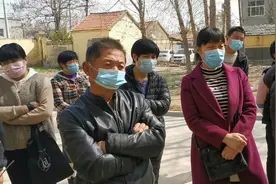 学校里开家长会，不戴口罩不让进校，被点到名还得留下