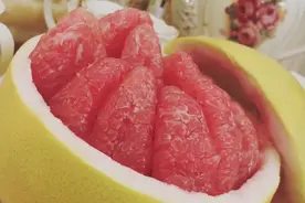 森哥用三种方法剥柚子，只需三刀果肉分离，第三种切法最有趣