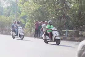 小哥恶搞路人剪人家头发，差点挨揍视频封面