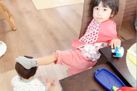 大宝姐姐为博爸妈关注，踩在弟弟后背上不肯下来，过分了啊视频封面