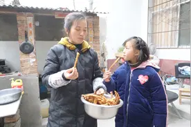 农村妈妈给女儿做零食，弄锅腐竹先蒸后炸，做了一盆不够娘俩吃