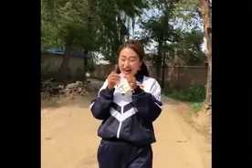 小红帽把虎妞牛奶弄洒了，看到接下来一幕，原谅我不厚道笑出声！