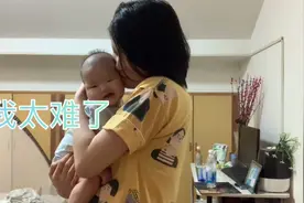 宝宝被妈妈抱着狂亲，高兴的嘎嘎笑，太可爱了视频封面