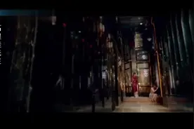 闺蜜不开心在门口伤心,美女看不下去出来安慰,教她如何骂渣男视频封面