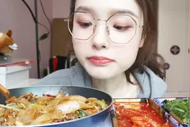 吃货哎哟阿尤吃爆炒河粉，搭配一份海藻，一口气全吃完，真过瘾！视频封面
