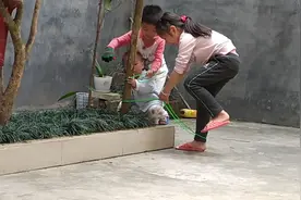 你们看看哥哥跟姐姐把弟弟绑在树上，一点都不懂得照顾弟弟视频封面