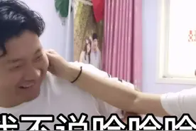 小伙教媳妇拍视频，小伙说了啥，媳妇揪起小伙耳朵视频封面