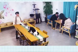 一个男人同时和三个女朋友分手，旁边的都受不了了视频封面