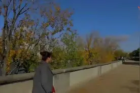 分享冬季大衣穿搭，灰色大衣搭配橘红色内搭，颜色鲜明有活力视频封面