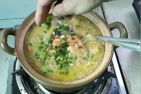 分享螃蟹粥家常做法好吃秘诀用料简单粥鲜浓稠，学会自己做方便。视频封面