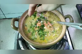 分享螃蟹粥家常做法好吃秘诀用料简单粥鲜浓稠，学会自己做方便。视频封面